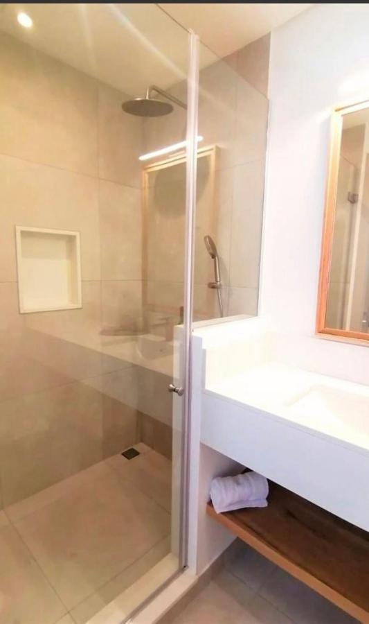 Eastern Blue Beachfront Luxury Apartment Poste Lafayette Екстериор снимка